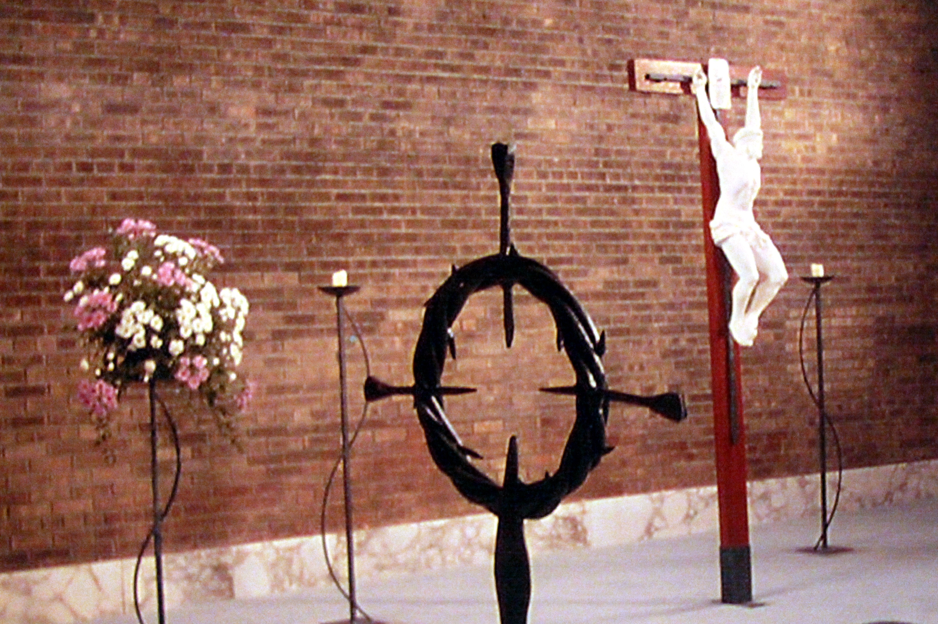 St Pauls Shettleston crucified Jesus full figure 2